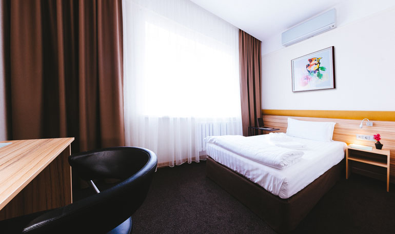 hotelroom19